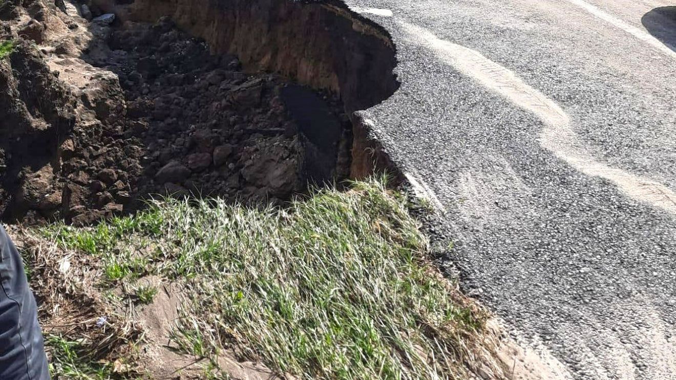 Cifrele finale ale dezastrului de pe drumurile afectate de inundaţii în Galaţi: Peste 77 de kilometri de drum judeţean, 83 de podeţe şi 44 de poduri / Valoarea pagubelor depășește 62 de milioane de lei