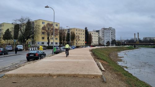 Marş organizat sâmbătă de Clubul de Cicloturism Napoca: Participanţii îşi exprimă îngrijorarea faţă de lipsa sau inadecvarea dezbaterilor publice a planurilor de noi infrastructuri de biciclete şi faţă de calitatea redusă a majorităţii pistelor de biciclete
