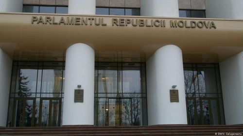 KOMMERSANT: Republica Moldova s-a împărţit în două puteri / Criza politică din republică poate duce la revolte de stradă
