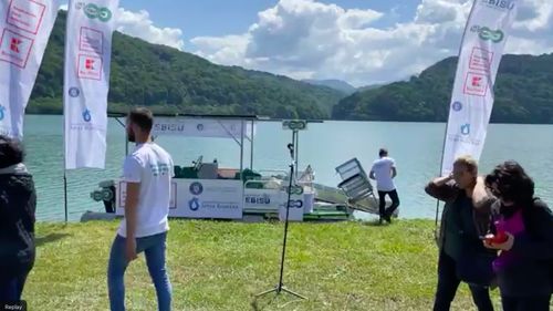 Prima ambarcaţiune sută la sută ecologică din Europa, folosită pentru colectarea deşeurilor din ape, a fost lansată, de Ziua Mondială a Mediului, pe lacul de acumulare Tărlung-Săcele din judeţul Braşov