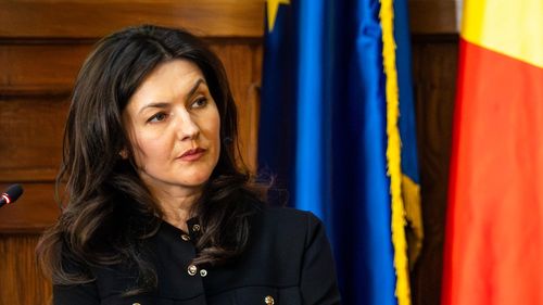 Teste necorectate cu săptămânile, teme care justifică industria meditațiilor, critica permanentă, bullyingul și lipsa de intervenție – marile probleme din învățământ listate de un copil, pe care impostorul de la Educație le-a ratat cu ochii în telefon