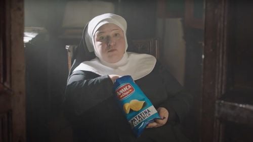 Un spot publicitar cu călugărițe care primesc la împărtășanie chipsuri de cartofi stârnește indignare în Italia