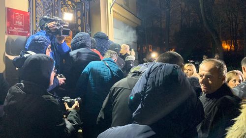 VIDEO Zeci de susținători ai lui Dăncilă, aduși la sediul partidului de PSD București