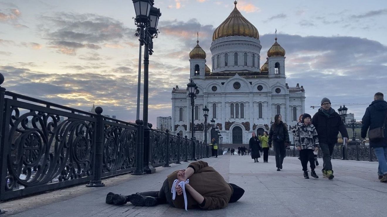 Protest inedit la Moscova împotriva masacrului din Bucea: Bărbat întins pe jos, cu mâinile legate la spate cu o pânză albă