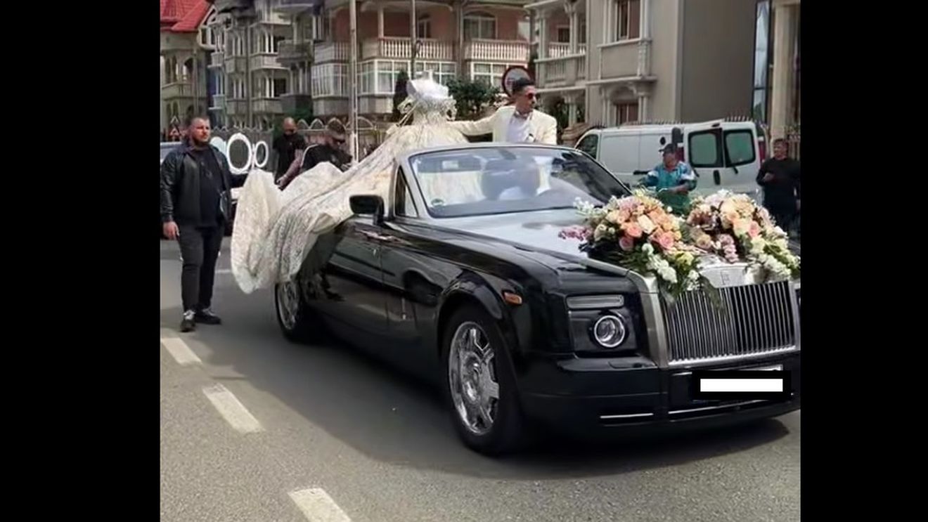 VIDEO Socrii mirilor de la nunta cu alai care a blocat mai multe străzi dintr-o comună din Teleorman au fost amendați cu 12.000 de lei/ În timpul evenimentului, polițiștii au dirijat traficul