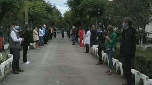 Protest la spitalul de psihiatrie Săpoca / Angajații susțin că managerul interimar a comandat 3000 de combinezoane de protecție deși în spital nu sunt cazuri de coronaviurs