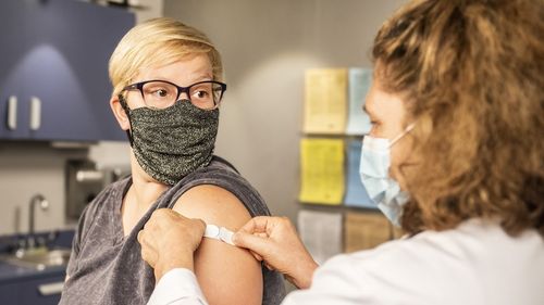 STUDIU Vaccinaţii, de trei ori mai puţine riscuri de infectare cu COVID și de a transmite virusul