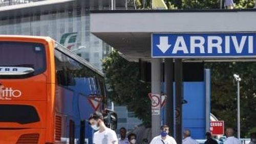 Oficialii italieni îi suspectează pe românii care vin cu autocarele că evită controalele și carantina coborând înainte de stație / Multe autocare ajung goale, cu unul sau doi pasageri, alte curse au fost complet anulate 