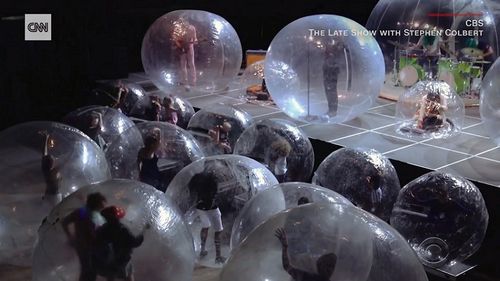 Trupa americană de rock Flaming Lips a susţinut un concert în care membrii formaţiei şi publicul au stat închişi în bule de plastic