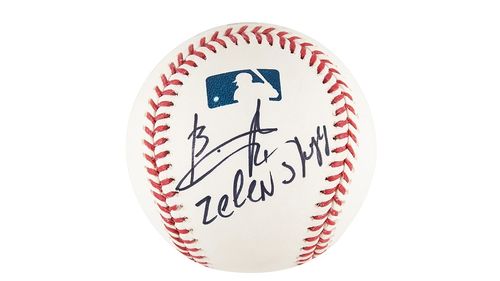 O minge de baseball semnată de Zelenski, vândută la licitaţie în SUA cu peste 50.000 de dolari / ”O parte din fonduri se duc către ajutorarea Ucrainei”
