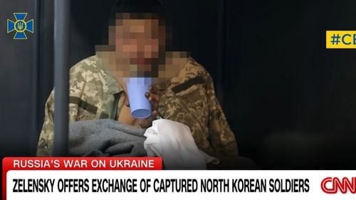 Unul dintre soldații nord-coreeni capturați recent de Ucraina a încercat mai întâi să se sinucidă, dar apoi a cerut să se uite la filme de dragoste sud-coreene, au declarat parașutiștii ucraineni care l-au capturat