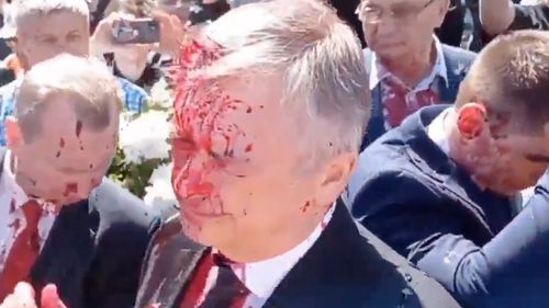 VIDEO Ambasadorul Rusiei în Polonia, stropit cu vopsea roșie în timpul depunerii unor jerbe de flori la cimitirul soldaților sovietici