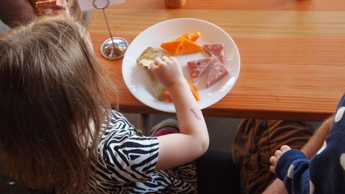 Caz de toxiinfecție alimentară în Brașov: Din 700 de copii înscriși la un afterschool, 107 au ajuns la spital / DSP a început o anchetă
