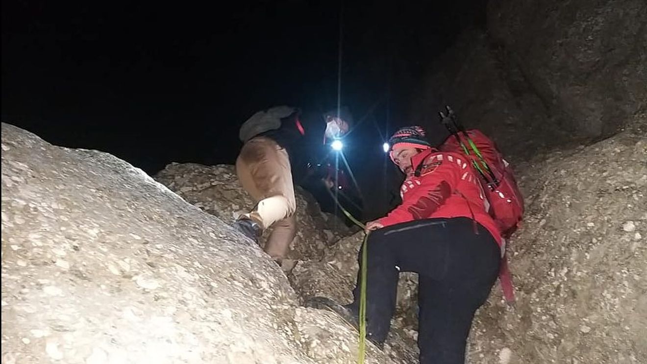 Operațiune de salvare pe timp de noapte în Bucegi: doi tineri alpiniști blocați pe un traseu, recuperați de salvamontiști