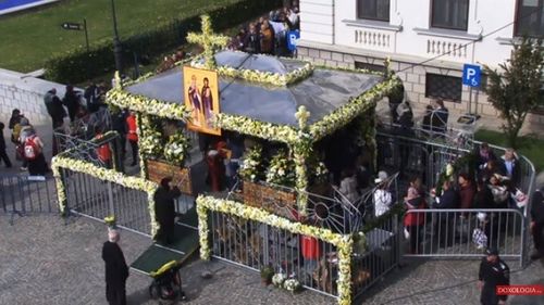 Aproximativ 25.000 de persoane stau deja la rând pentru a se închina la moaştele Sfintei Cuvioase Parascheva, în Iași