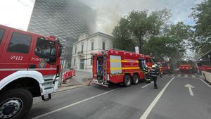 Trafic restricționat pe Calea Dorobanți, din cauza unui incendiu/ Arde mansarda unei clădiri