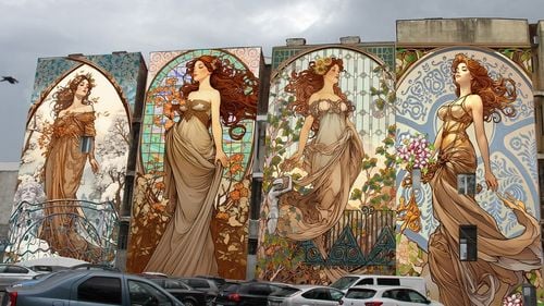 Oradea, proiect amplu de artă stradală: Patru nimfe reprezentând primăvara, vara, toamna și iarna pictate pe calcanul unei clădiri de lângă parcarea publică de pe strada Tudor Vladimirescu