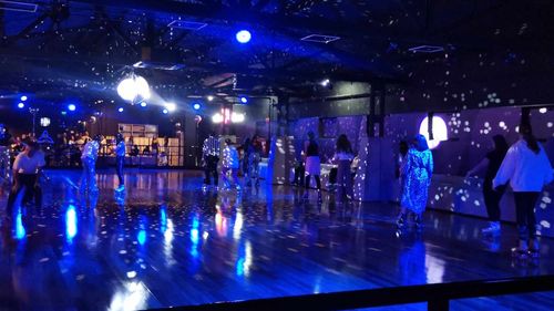 VIDEO Discotecă pe role în atmosfera Americii anilor '70-'80: Patinaj cu role cu patru roți pe parchet. Singurul roller disco din vestul României s-a deschis în comuna Dumbrăvița.