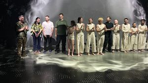 VIDEO În culisele spectacolului de dans imersiv „In between”. Coregraful Filip Stoica și actrița Iulia Lupașcu, despre cum se îmbină mapping-ul cu dansul, într-o proiecție video 360°
