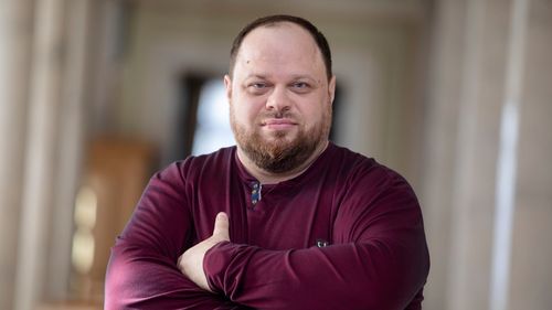 Parlamentul Ucrainei și-a ales un nou președinte care l-a înlocuit în funcție pe un posibil rival al lui Vladimir Zelenski