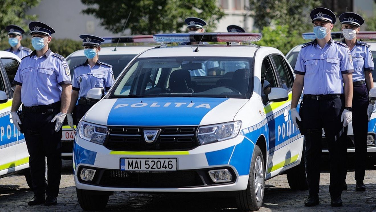 Ce vad șoferii în oglindă după rebranduirea mașinilor de Poliție. Marian Godină: " Pe capotă scrie POLITIA, asta înseamnă că, în oglindă, șoferii vor citi "AITILOP" / Care sunt explicațiile pentru modificare