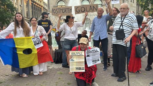 VIDEO „Imnul golanilor” din nou în Piața Universității: circa 150 de persoane la protestul organizat de comunitatea „Corupția ucide” față de declararea unei zile de doliu național pentru Ion Iliescu / Jandarmeria a anunțat că manifestația nu este autorizată