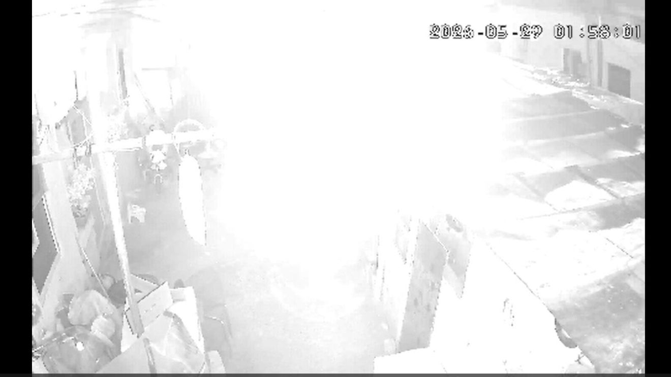 EXCLUSIV VIDEO Momentul în care drona rusească se prăbușește și explodează pe blocul din Galați, surprins dintr-o curte vecină