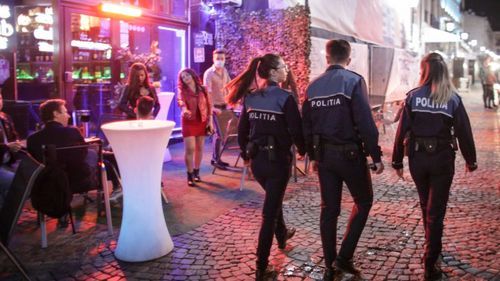 Polițiștii bucureșteni au împărțit amenzi de peste 70.000 de lei duminică mai multor localuri care încălcau restricțiile pentru prevenirea răspândirii COVID-19