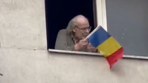 Moment emoționant la marșul pro-european: un bătrânel cu tricolorul în mână le face cu mâna tinerilor de la fereastra apartamentului său