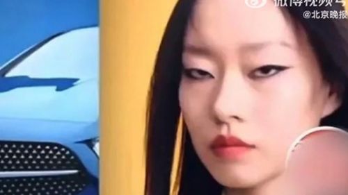 Mercedes-Benz și-a retras o reclamă de pe Weibo, considerat „Twitter-ul chinezesc”, cu o femeie model machiată după stereotipul ochilor „mici”