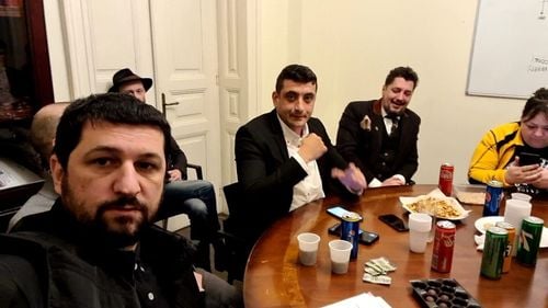 Dorin Marius Lulea, unul dintre fondatorii AUR, după ce George Simion le-a propus liderilor PMP o alianță sau o fuziune:  Este fals că AUR face alianță cu cineva. Este fals că AUR fuzionează cu cineva