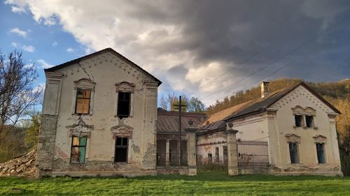 Ambulanţa pentru Monumente îşi propune punerea în siguranţă a 17 monumente istorice în acest an/ Unde se vor face investiții în concace, poduri, gări, școli, biserici și chiar o baie comunală 