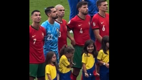 O fetiţă este uimită şi emoţionată că stă lângă Cristiano Ronaldo la momentul intonării imnurilor la meciul Portugalia - Turcia