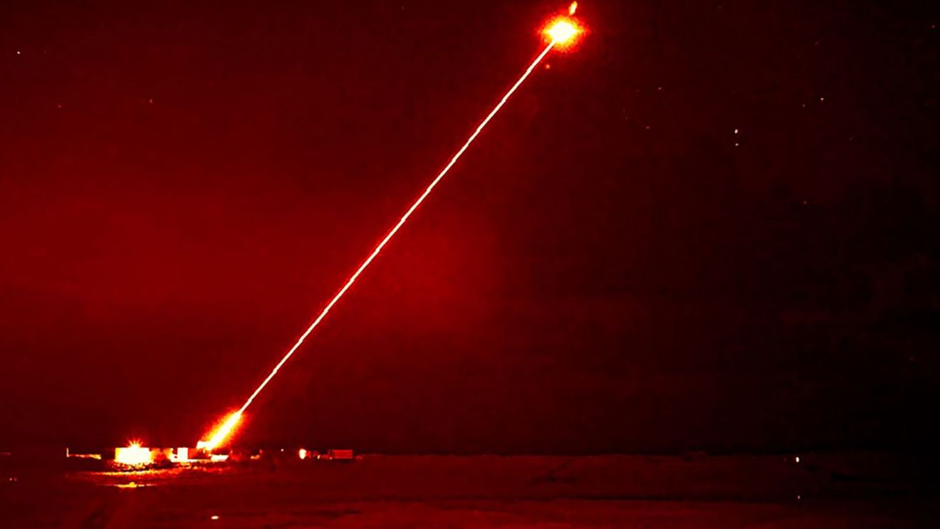 Japonia testează o armă laser de 100 kilowați care poate doborî drone şi proiectile uşoare din aer