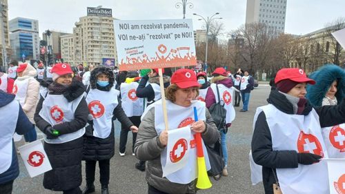 Sindicaliştii Federaţiei Sanitas au pornit într-un marş de protest către sediile principalelor partide politice