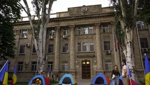 AUR face show politic la Chișinău: a instalat corturi în semn de protest în fața SIS, serviciul special de informații al Republicii Moldova