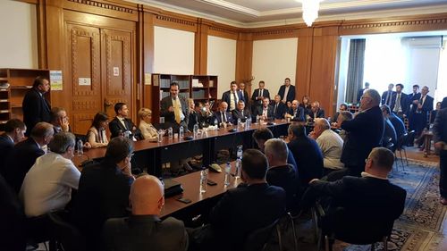 SURSE Orban se întâlnește vineri cu liderii PNL din teritoriu pentru a împărți funcțiile de prefecți și secretari de stat. „Scopul este de a mai domoli din tensiunea provocată de unii lideri”