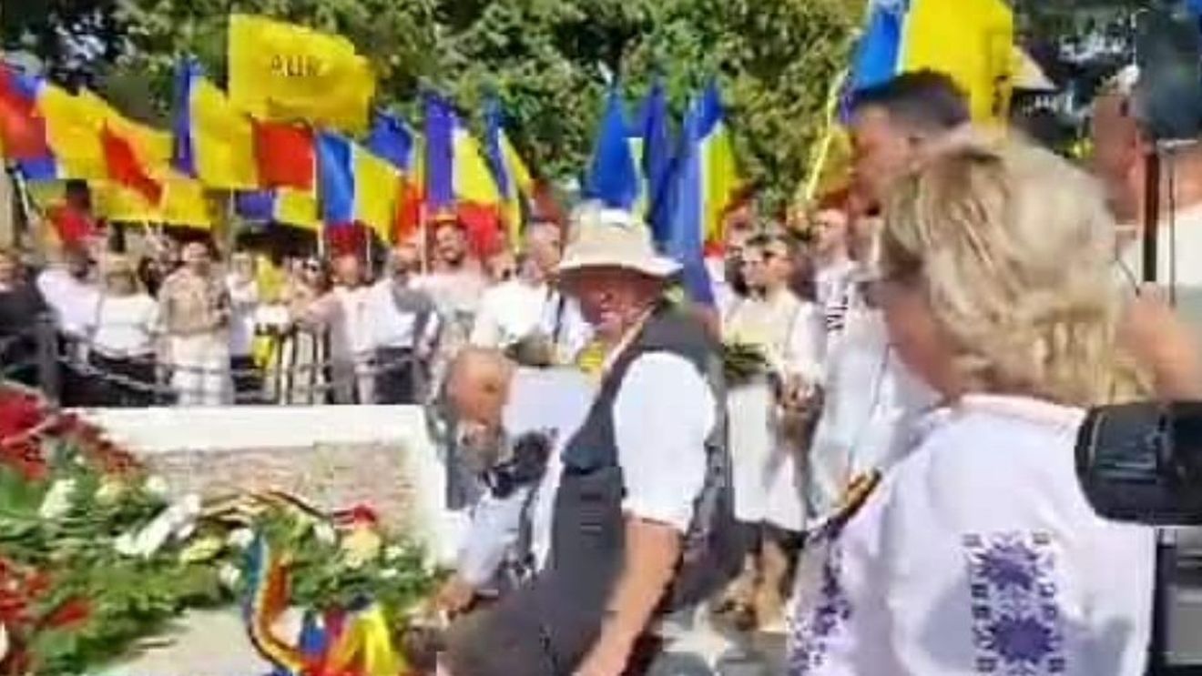 VIDEO Fotograful partidului extremist AUR, scos de preot de pe mormântul lui Avram Iancu: ”Vă rog frumos să ieșiți afară de aici!” / „Am auzit! De cinci ori îmi spui?”