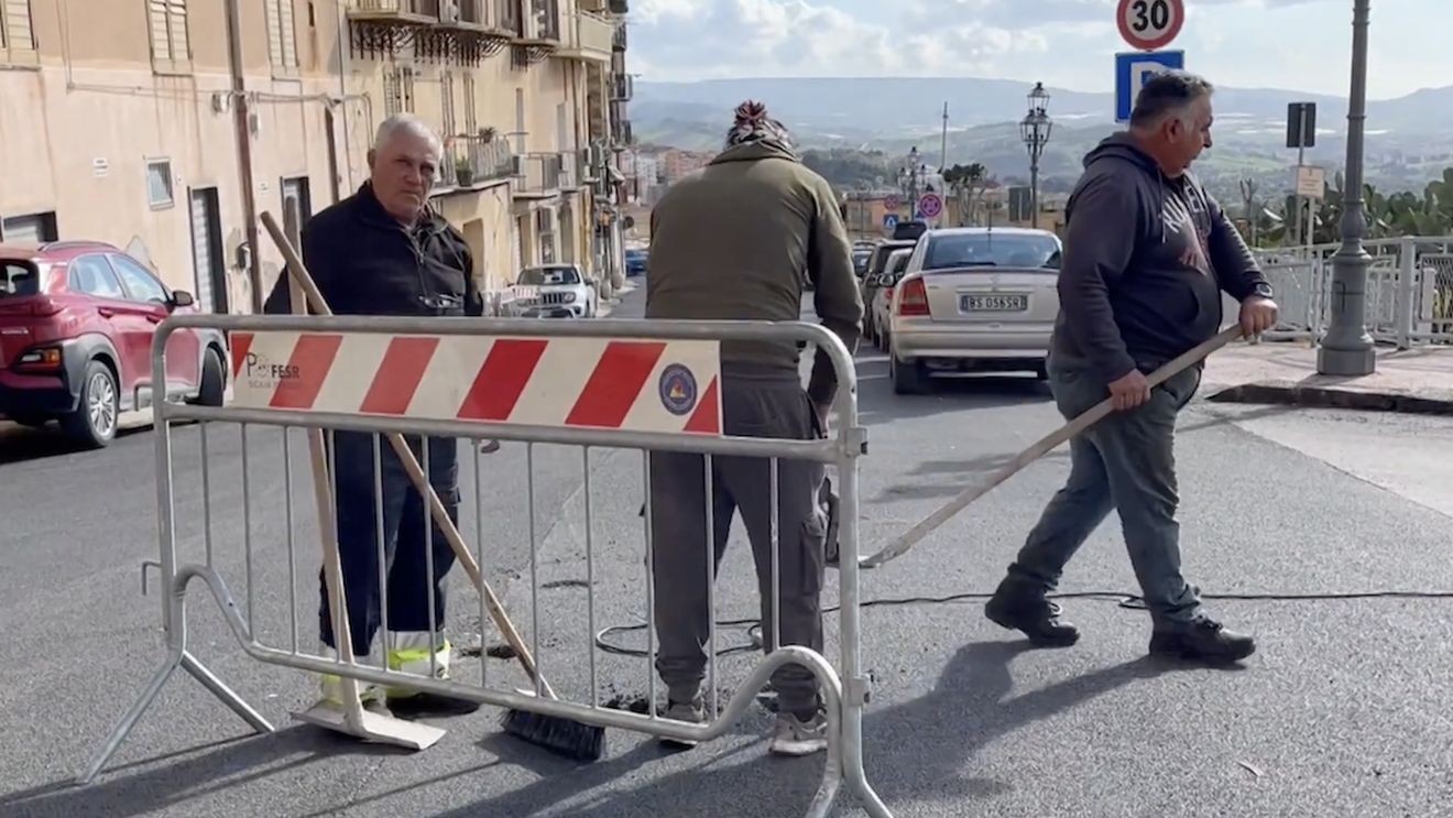Autoritățile din Agrigento (Sicilia) au asfaltat un drum pentru vizita președintelui Mattarella / După o lună caută cu detectoarele de metal gurile de canalizare / Scuza lor: banii au venit cu 5 zile înainte de vizită, ”a fost un miracol”