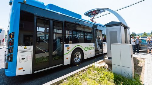 Un autobuz electric fără șofer a intrat în coliziune cu un tramvai în prima zi de funcţionare în Suedia