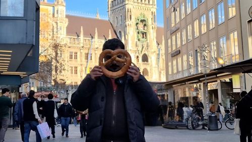 VIDEO | Târgul de Crăciun din München excelează la capitolul producători locali și artizani / Covrigul bavarez, un simbol al gastronomiei locale / Cât costă vinul fiert