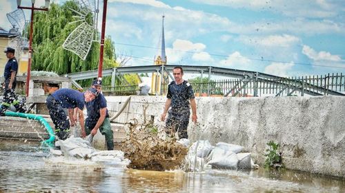 Dosar de fraudă cu fonduri europene restituit la DNA pentru presupuse vicii de procedură: comisioane de 9 milioane de lei pentru contracte / dig construit pe șpagă, rupt la inundații / ministrul Borbely, scăpat de urmărirea penală