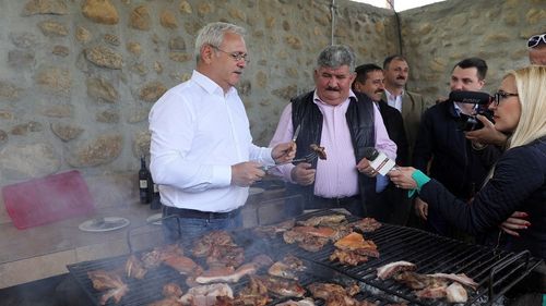 Reportaj RTV cu Liviu Dragnea la grătar, învârtind mămăliga la ceaun și dând sfaturi gastronomice, în Poiana Sibiului / Mesajele internauților: „Mergi în centrul orașului dacă ai curaj”, „Ultimul weekend în libertate trebuie petrecut frumos”