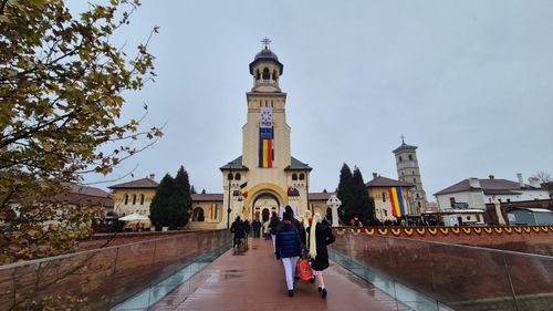 1 Decembrie complicat pentru autorități, la Alba Iulia: Georgescu, Simion și Șoșoacă și-au chemat susținătorii în oraș, unde se va afla și premierul Bolojan. Mobilizare masivă a forțelor de ordine