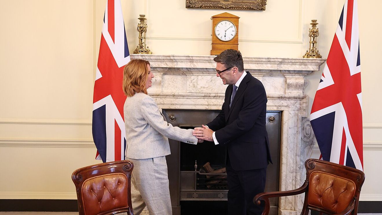 Noul prim ministru britanic Andy Burnham face numiri controversate în primul său cabinet. El se confruntă și cu un deficit de legitimitate