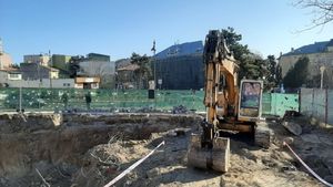 VIDEO Zeci de constănțeni au făcut lanț uman în semn de protest față de construcția unui bloc cu patru etaje peste vestigiile cetății antice Tomis