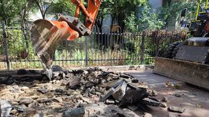 Culmea betonărilor în Sectorul 3 condus de Robert Negoiţă: trotuare abia făcute, sparte cu picamerul pentru a fi puse pavele şi borduri noi. Primăria: "În zona menționată se reorganizează circulația"