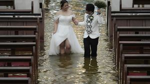 Un cuplu filipinez s-a căsătorit într-o biserică inundată în timpul unui taifun