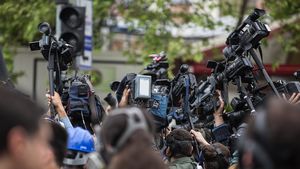 Banii de la Guvernul Orban pentru presă: Programul are un potențial clientelar și electoral / Au primit bani entități care au promovat teme conspiraționiste – raport Expert Forum
