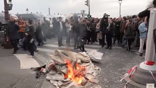 VIDEO Forţele de ordine au intervenit joi seara la Paris, în apropierea Parlamentului, unde mii de manifestanţi s-au adunat pentru a protesta împotriva reformei pensiilor